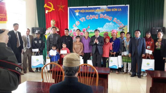 Hiệp hội Doanh nghiệp tỉnh tặng quà tết các hộ nghèo, gia đình chính sách xã Chiềng Sung