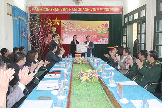 Đồng chí Bí thư tỉnh ủy, Chủ tịch HĐND tỉnh thăm, chúc tết tại huyện Quỳnh Nhai
