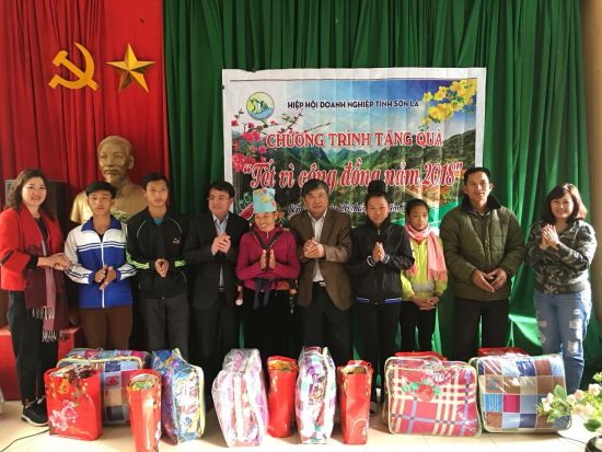 Chương trình “ Tết vì cộng đồng” của Hiệp hội Doanh nghiệp tỉnh Sơn La tại hai huyện Sốp Cộp và Sông Mã