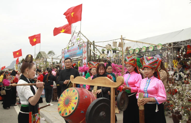 Tưng bừng Lễ hội hoa ban thành phố Sơn La