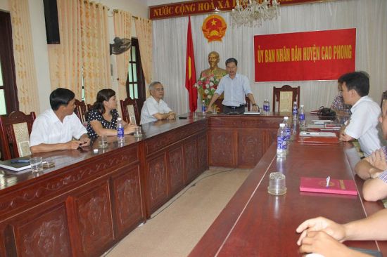 Ông Lê Quang Thái, Chủ tịch SBA tham khảo ý kiến của các Phòng chuyên môn huyện Cao Phong về các biện pháp bảo vệ thương hiệu sản phẩm cam Cao Phong