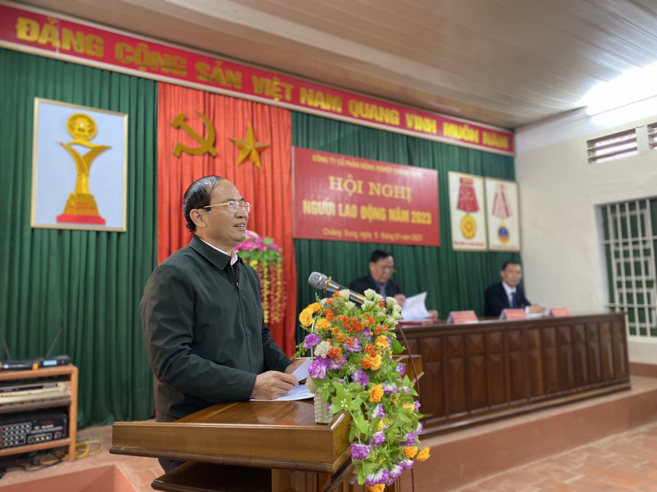 Đồng chí Nguyễn Quốc Khánh, Chủ tịch Hiệp hội doanh nghiệp tỉnh Sơn La phát biểu tại Hội nghị