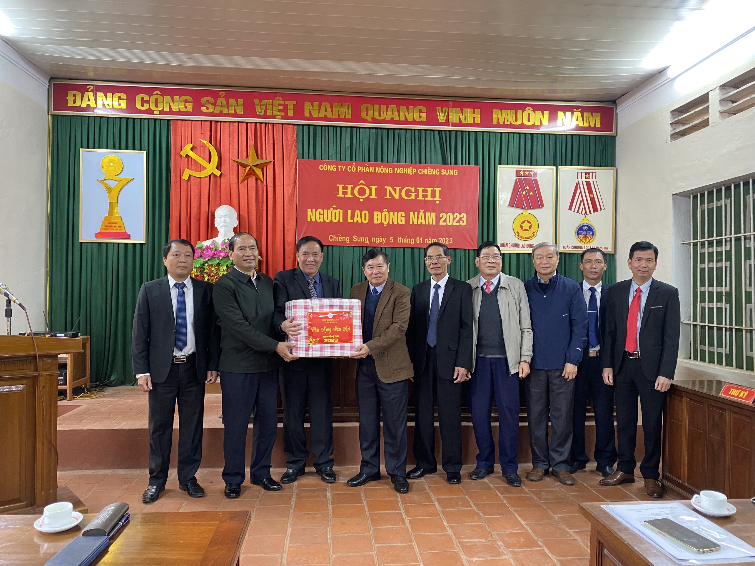 Chủ tịch Hiệp hội doanh nghiệp và Hiệp hôị du lịch tỉnh Sơn La trao quà chúc mừng