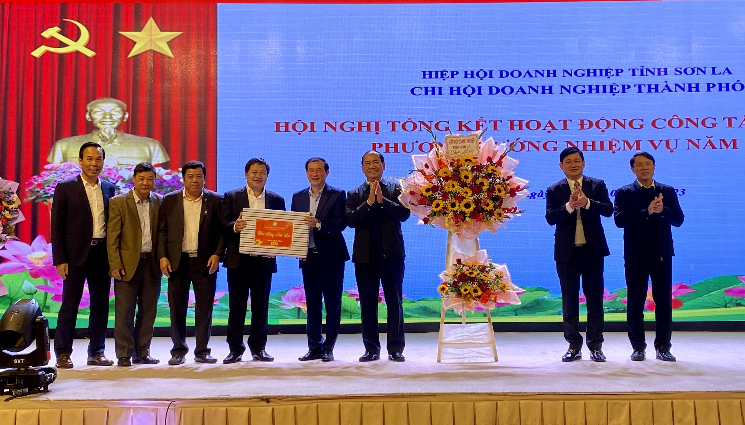 Hiệp hội doanh nghiệp tỉnh Sơn La thăm hỏi và tặng quà tết Chi hội doanh nghiệp thành phố, Mai Sơn và Vân Hồ