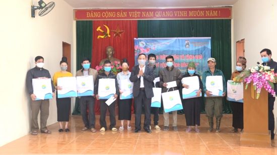Hiệp hội Doanh nghiệp tỉnh thăm, tặng quà cho đồng bào các xã khó khăn trên địa bàn tỉnh nhân dịp Tết Nguyên Đán Tân Sửu