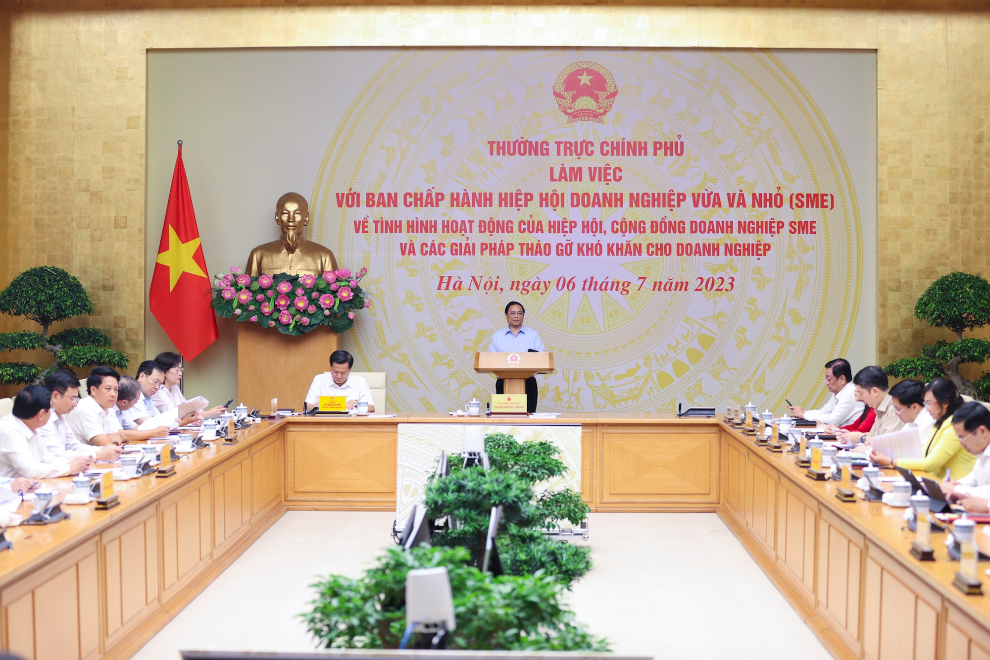 Thủ tướng Chính phủ làm việc với Ban Chấp hành Hiệp hội Doanh nghiệp vừa và nhỏ (SME) Việt Nam 