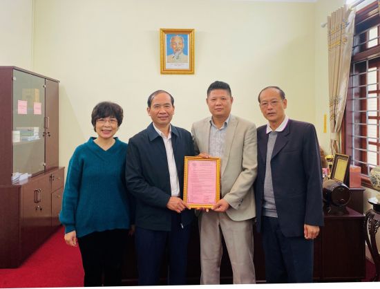 Trao Quyết định công nhận hội viên Hiệp hội Doanh nghiệp tỉnh cho Công ty TNHH Sản xuất và Thương mại Cát Quế