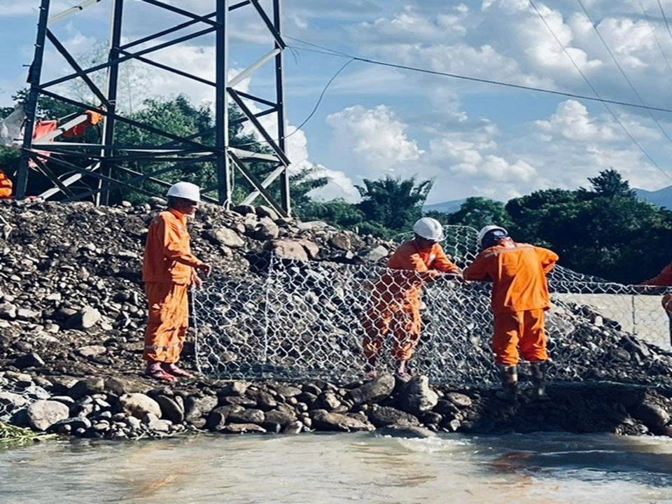 Lãnh đạo Công ty Điện lực Sơn La thăm hỏi, động viên CBCNV khắc phục sự cố sau bão lũ