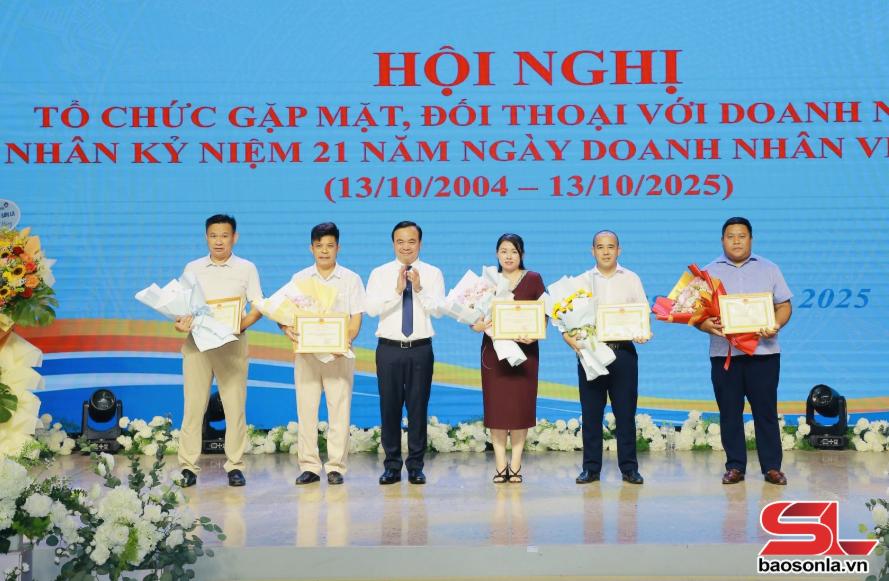 Gặp mặt, đối thoại với doanh nghiệp, hợp tác xã tiêu biểu