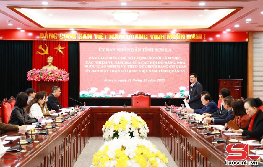 Bàn giao biên chế, nhiệm vụ các Hội do Đảng, Nhà nước giao nhiệm vụ sang Cơ quan Ủy ban MTTQ Việt Nam tỉnh Bàn giao biên chế, nhiệm vụ các Hội do Đảng, Nhà nước giao nhiệm vụ sang Cơ quan Ủy ban MTTQ Việt Nam tỉnh