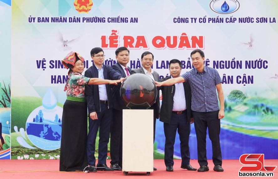 Ra quân vệ sinh môi trường, bảo vệ hành lang nguồn nước hang Thẳm Tát Tòng Ra quân vệ sinh môi trường, bảo vệ hành lang nguồn nước hang Thẳm Tát Tòng