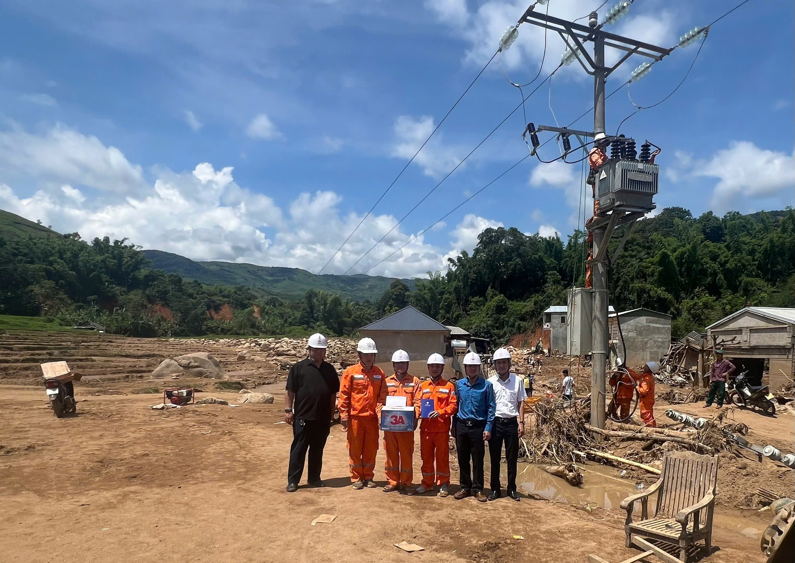 Công đoàn Công ty Điện lực Sơn La thăm hỏi, động viên CBCNV khắc phục hậu quả mưa lũ 