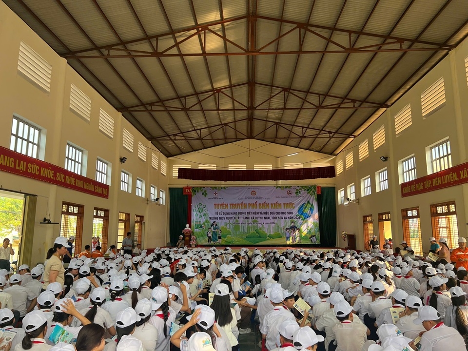 Những bài học nhỏ về tiết kiệm điện từ sân Trường THCS Nguyễn Tất Thành Những bài học nhỏ về tiết kiệm điện từ sân Trường THCS Nguyễn Tất Thành