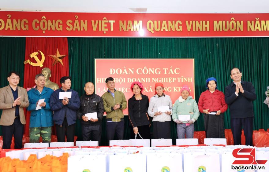 Đoàn công tác của Hiệp hội Doanh nghiệp tỉnh thăm và làm việc với xã Song Khủa  