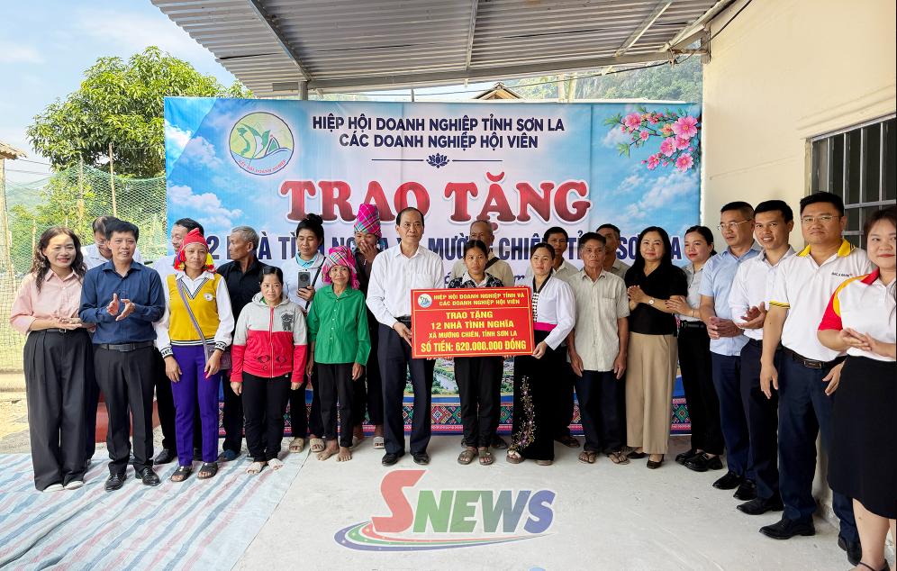 Bàn giao 12 nhà tình nghĩa cho hộ nghèo xã Mường Chiên