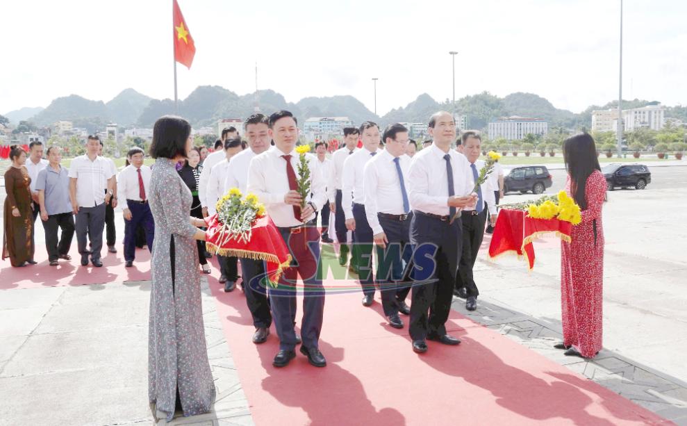 Hiệp hội Doanh nghiệp tỉnh dâng hoa, dâng hương Tượng đài 
