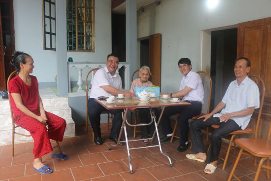 Công ty Điện lực Sơn La thăm, tặng quà Mẹ Việt Nam anh hùng và gia đình chính sách