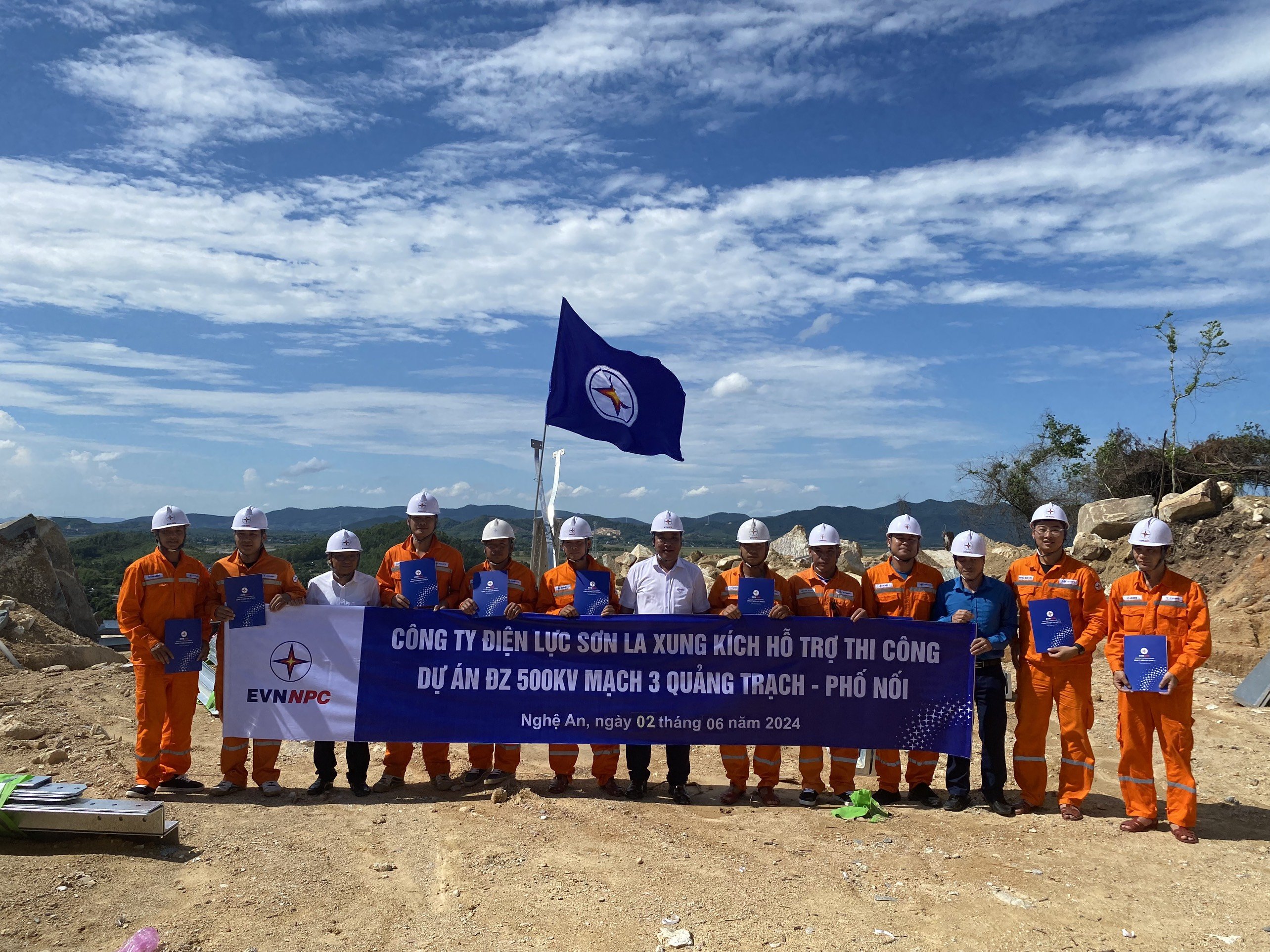 Đội xung kích PC Sơn La tham gia cùng EVNNPC hỗ trợ Dự án đường dây 500kV mạch 3 Quảng Trạch - Phố Nối