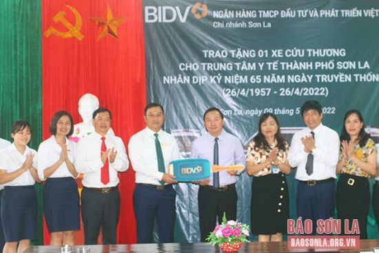 BIDV Chi nhánh Sơn La trao tặng xe cứu thương cho Trung tâm Y tế Thành phố